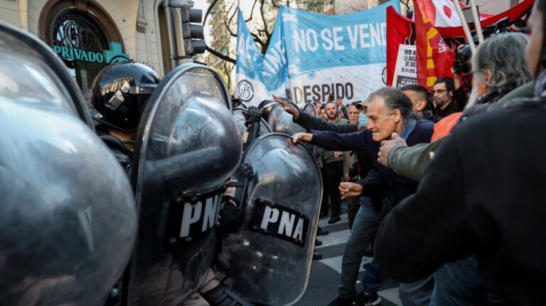 Fanáticos del fútbol argentino se movilizan en defensa de los jubilados