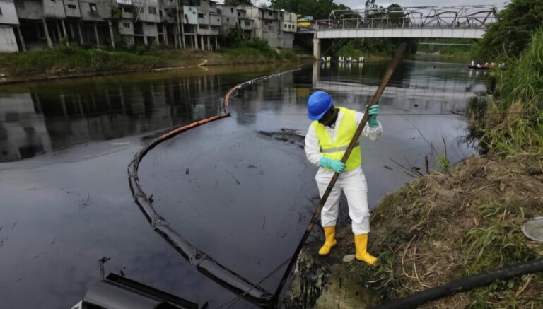 Derrame de crudo en Ecuador genera crisis ambiental y social