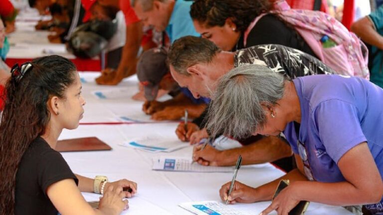 El pueblo se levanta en defensa de los migrantes venezolanos deportados