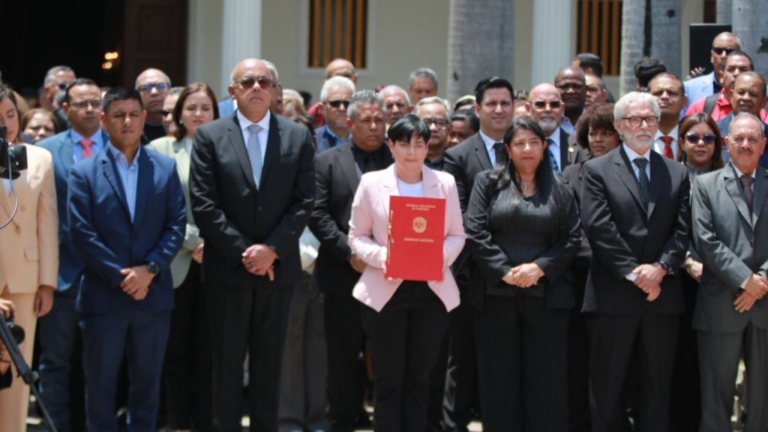 AN rinde honores a Humberto Fernández-Morán