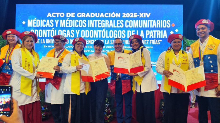 Más de mil nuevos médicos listos para servir a Venezuela