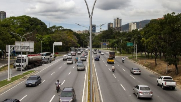 Viaducto de la Autopista Guaicaipuro cerrado por mantenimiento