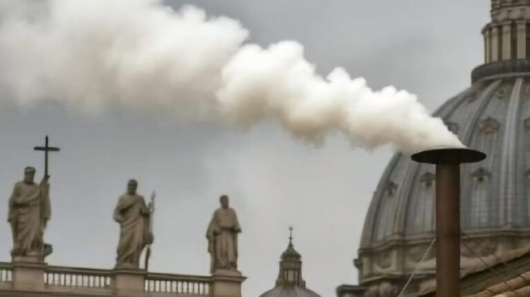 ¡La espera terminó! Un nuevo Papa emerge entre nubes de humo