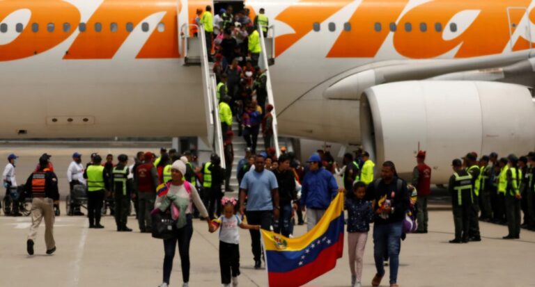 El regreso continúa: aterriza el vuelo 20° del Plan Vuelta a la Patria
