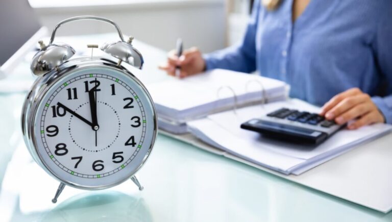 ¿Trabajar horas extra? Tu cerebro podría estar pagando el precio