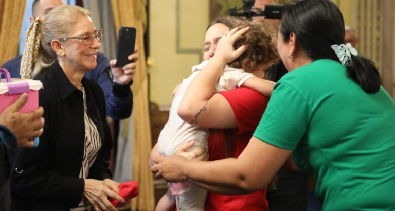 El reencuentro más esperado: Maikelys regresa a los brazos de su madre