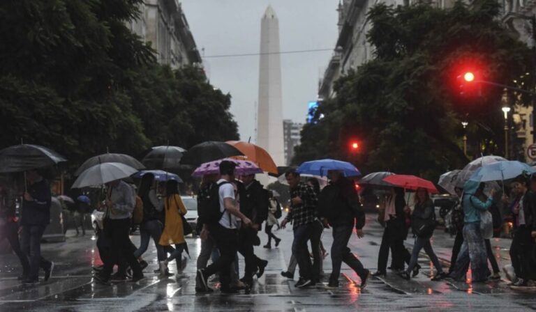 Buenos Aires bajo agua: miles de evacuados por lluvias intensas