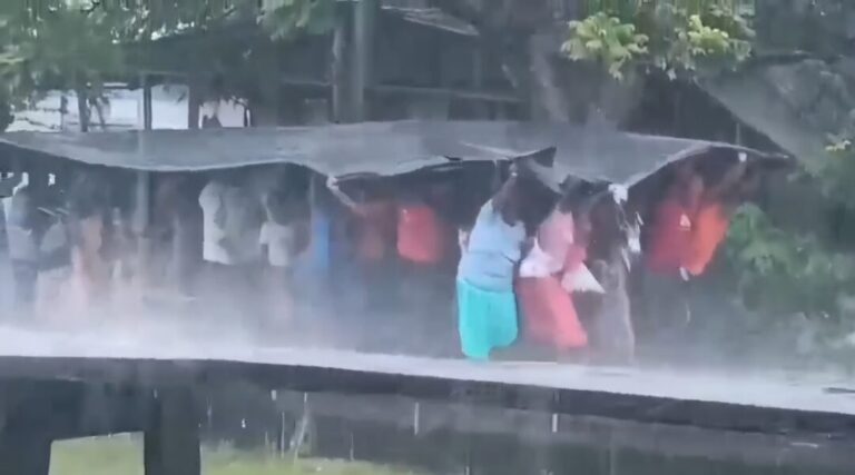 Ni el agua los detuvo: el pueblo Warao salió a votar
