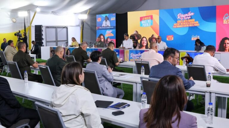 ¿Qué significa la consigna “menos escritorio, más territorio”?