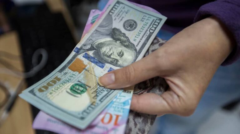 ¿Es ilegal cobrar precios distintos según el tipo de moneda?
