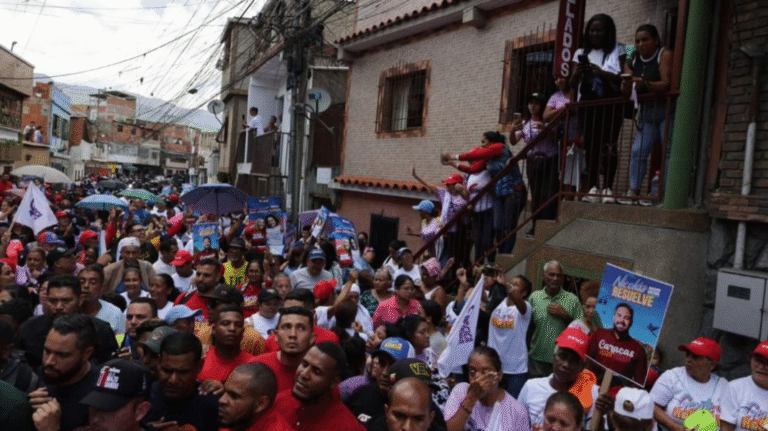 ¡Revolución en acción! Pueblo visita casa por casa en Caracas