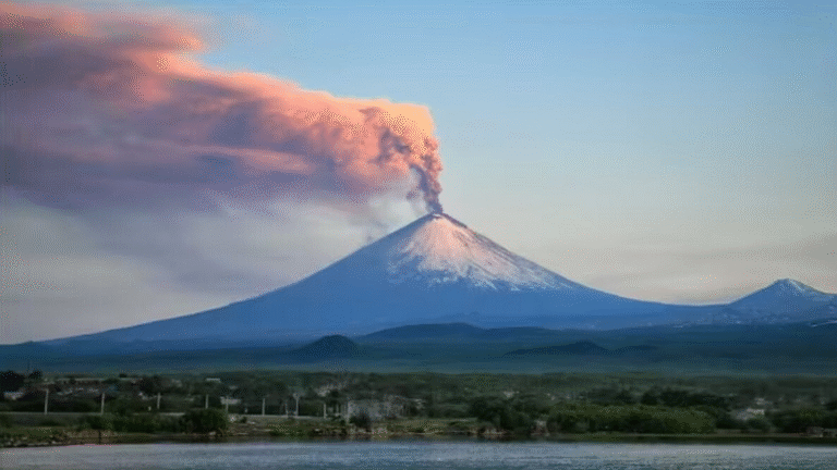 Volcán Shiveluch en Rusia causa alerta