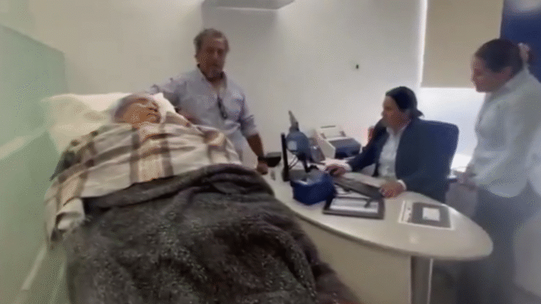 ¡Inhumano! Obligan a una mujer mayor ir al banco en camilla