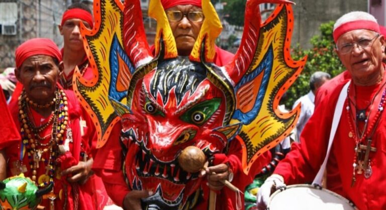 Los Hijos del Trueno: La Danza Sagrada de los Diablos