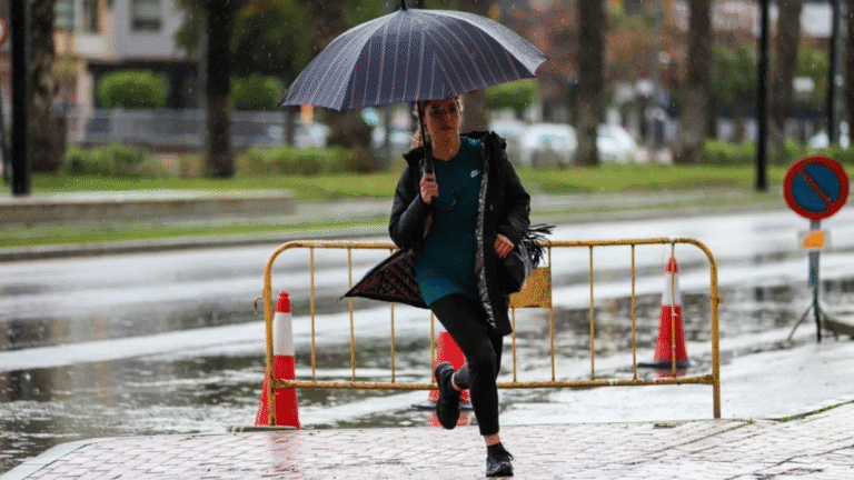¿Se esperan lluvias fuertes durante este lunes?
