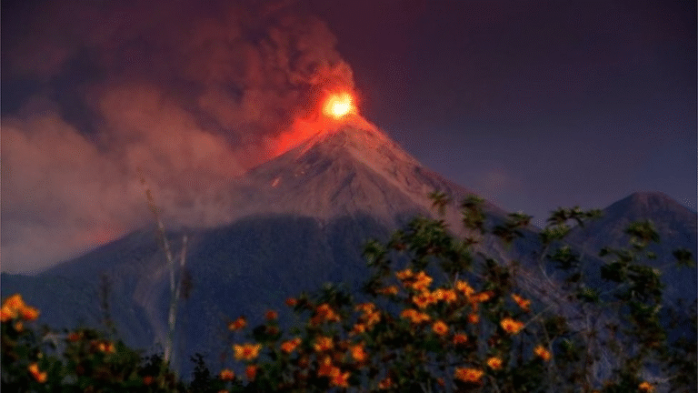 Cenizas y lava alertan a Guatemala