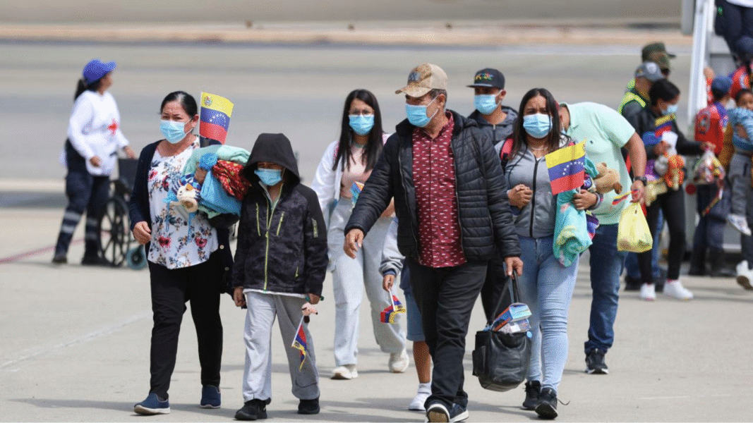 Un vuelo, muchas vidas: así regresaron 205 venezolanos de Honduras