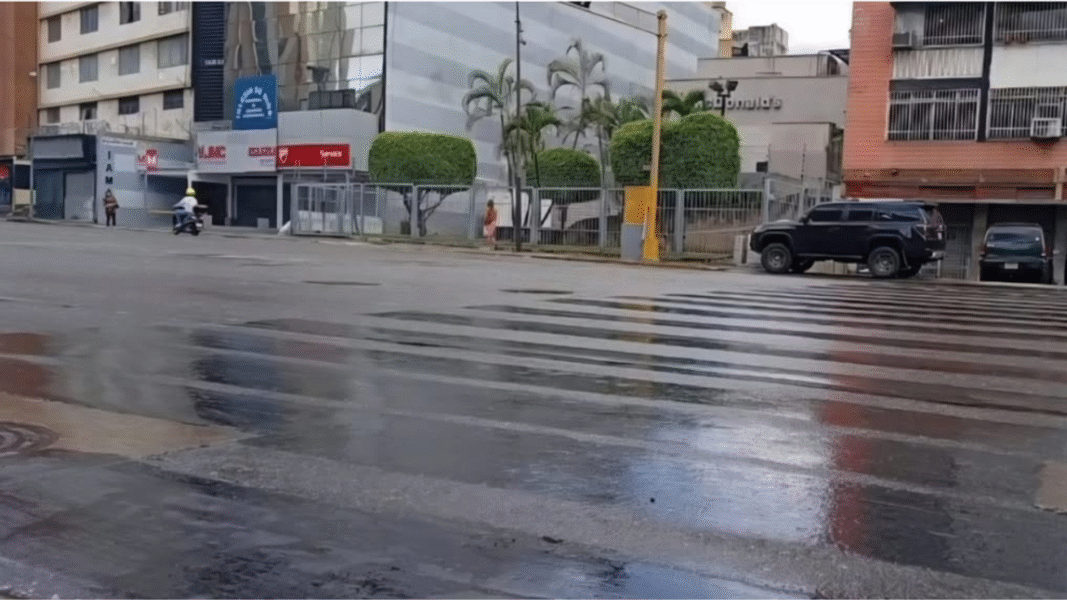 ¿Error técnico peligroso? Denuncian rayado peatonal con pintura de aceite negra en Chacao