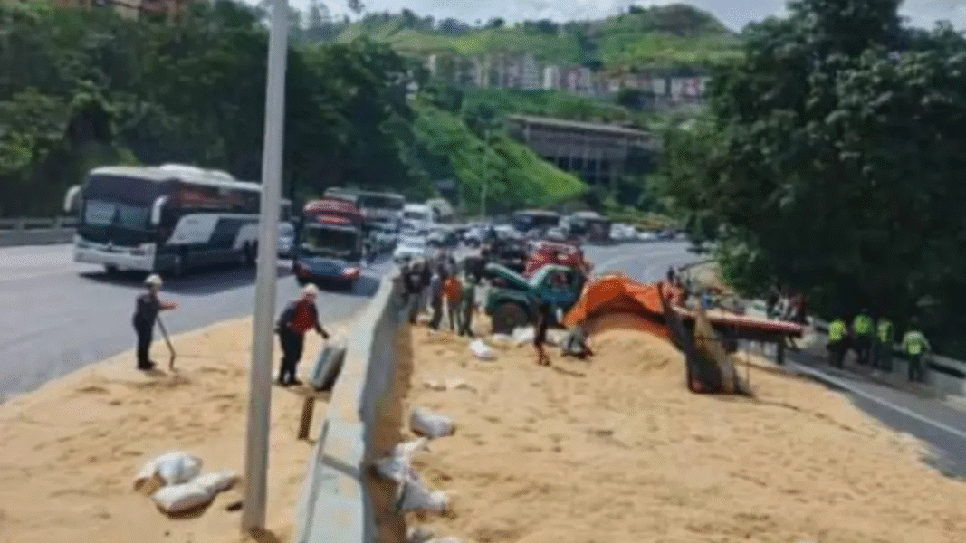 Así atendieron emergencia en la bajada de Tazón por volcamiento de camión