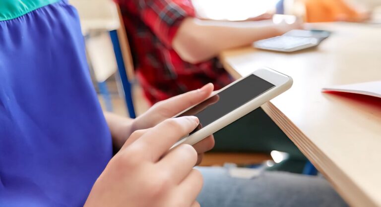 ¿Adiós a los móviles en las aulas? Portugal ya tomó la decisión