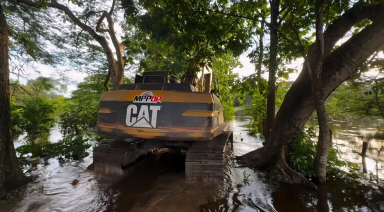 Operación Dique: maquinaria y pueblo unidos frente inundaciones en Barinas