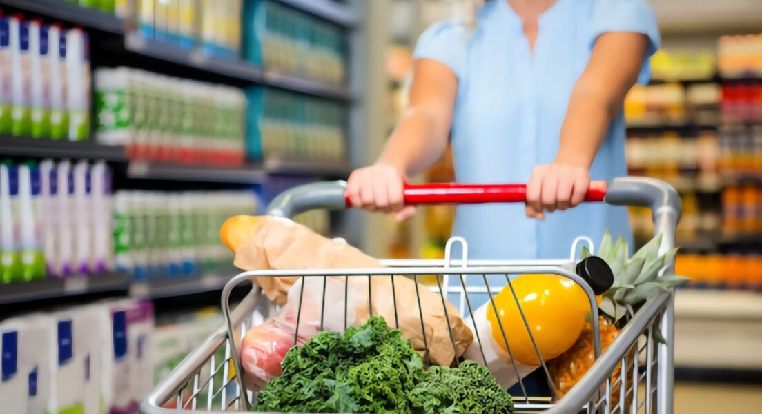Esto es lo que está pagando la mayoría en los supermercados (y no es en dólares)
