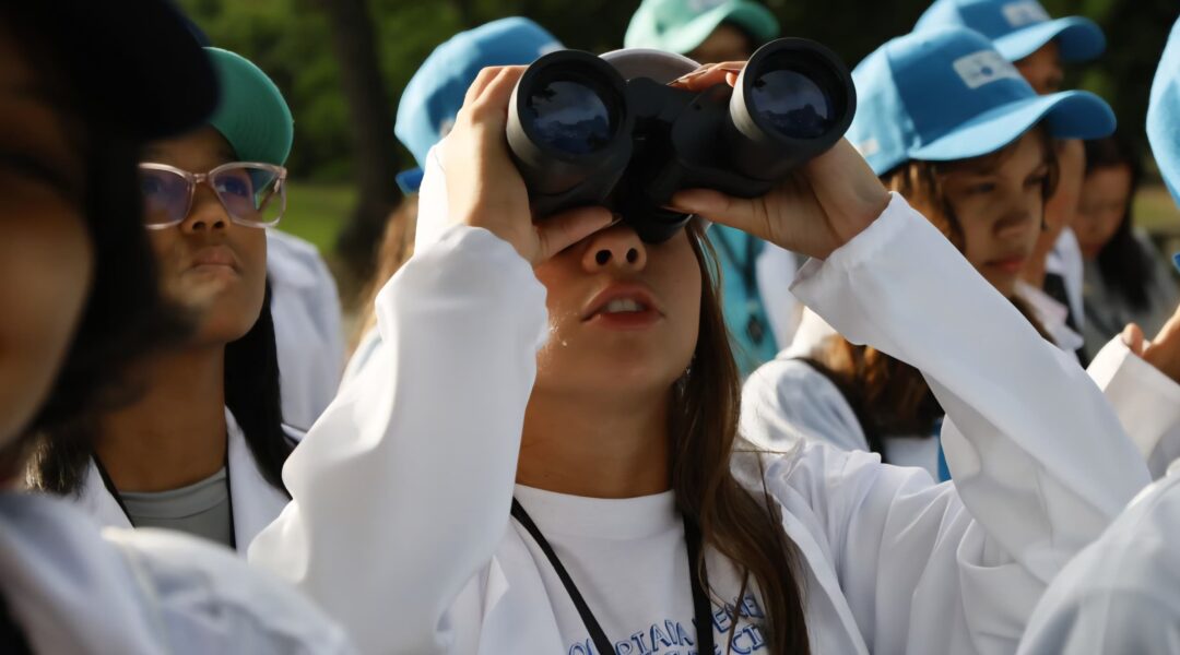 ¿Por qué están observando aves cientos de estudiantes en Caracas?