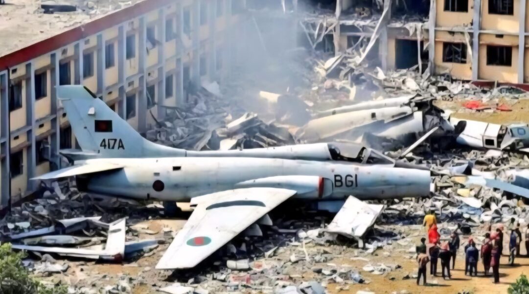 Un avión desata el horror al estrellarse contra una escuela en Daca
