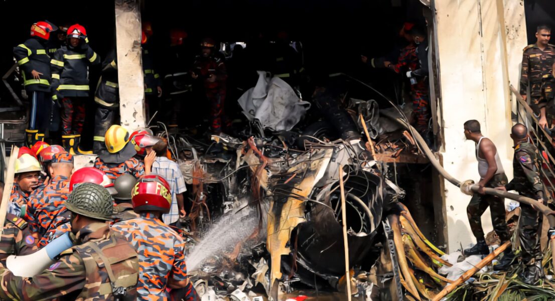 Sube la cifra de muertos tras caída de avión en escuela de Bangladés