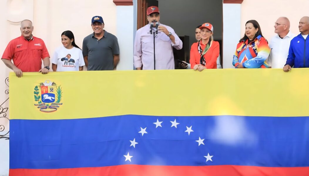 Maduro lo gritó desde el balcón: “¡El pueblo venció otra vez!”