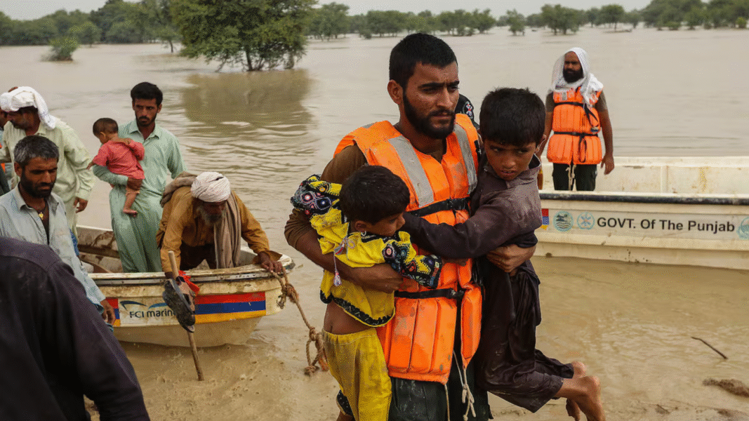 ¡Tragedia sin precedentes! Torrenciales lluvias en Pakistán causan cientos de muertes