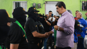 Maduro condecoración militares
