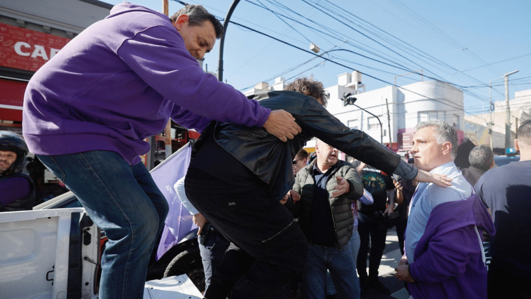 ¿Por qué Milei fue echado a botellazos?