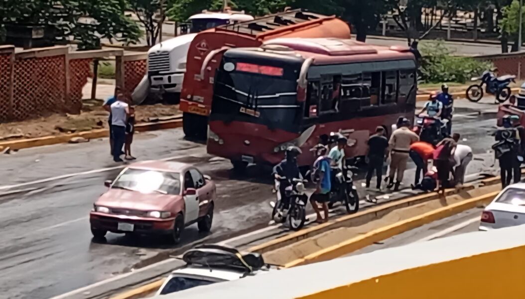 Tragedia en Barcelona: colisión entre camioneta y cisterna deja un muerto