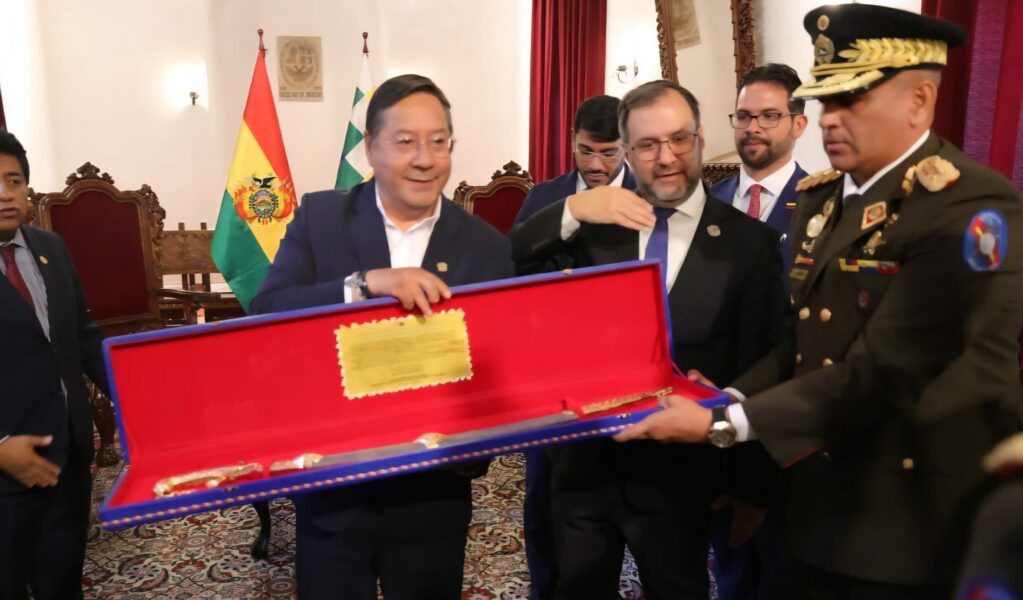 ¿Qué le entregó Venezuela a Bolivia en su Bicentenario?