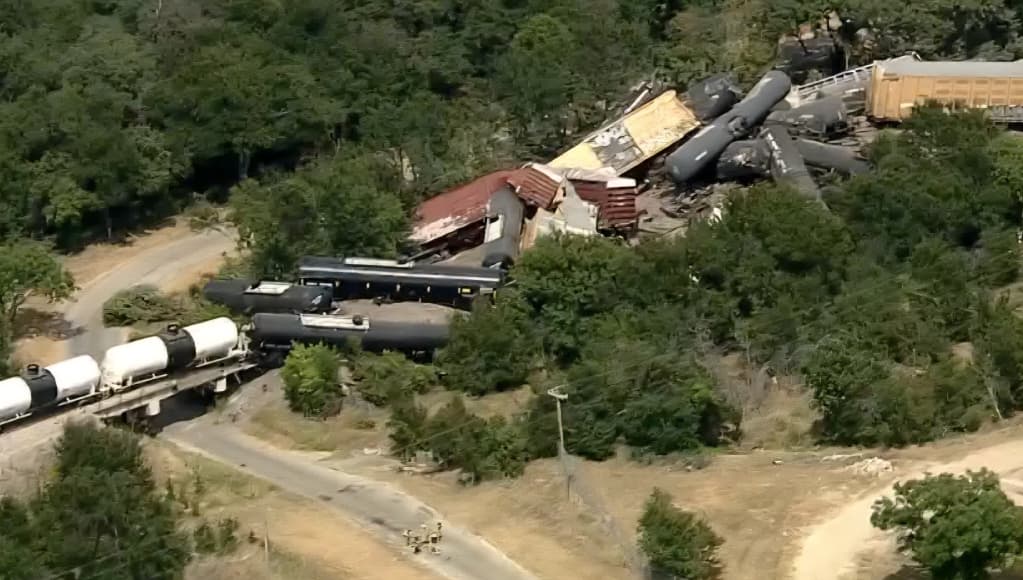 Caos sobre rieles en Texas: 35 vagones fuera de control