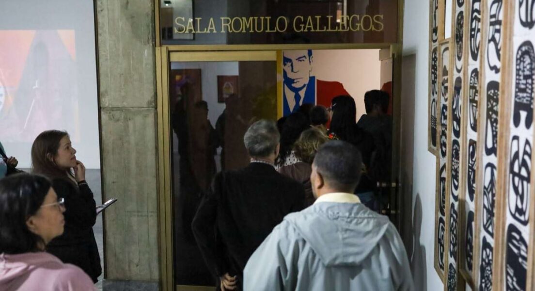 Esta exposición revela el lado desconocido de Gallegos como presidente y escritor