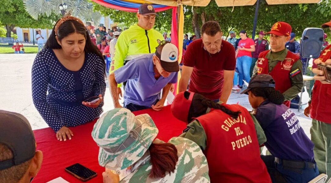 Un llamado, miles de respuestas: lo que pasó en las plazas Bolívar este sábado