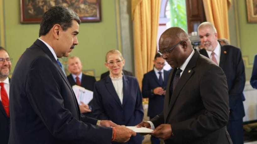 Cinco credenciales, un nuevo rumbo diplomático