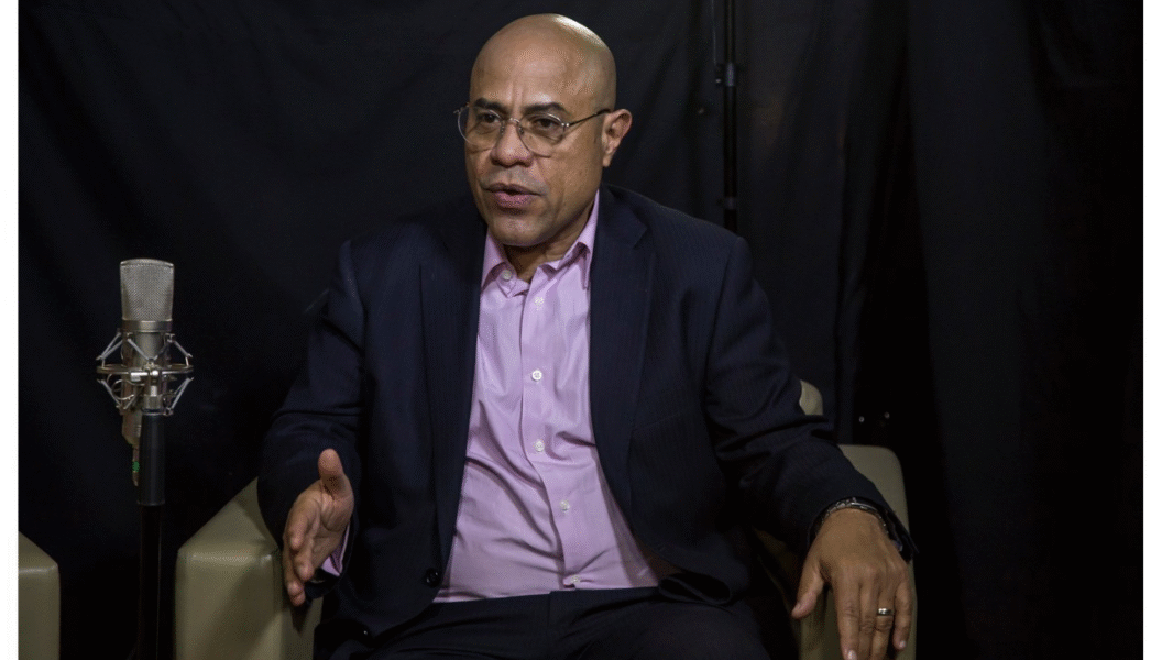 Vladimir Villegas dispara contra periodistas en el exterior