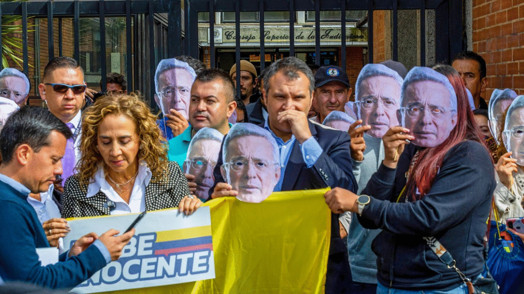 Condenan a Álvaro Uribe a 12 años de prisión domiciliaria