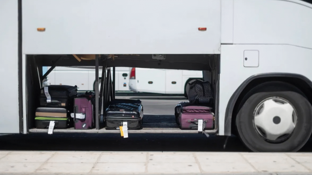 ¿Cómo terminó una niña en una maleta en un autobús?