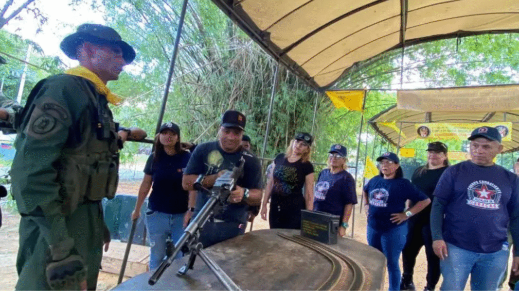 Caracas activa plan de adiestramiento: trabajadores se entrenan en manejo de armas