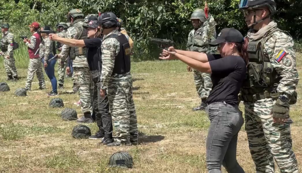 Así es cómo los venezolanos se alistan para proteger la patria