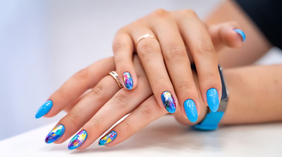¿Riesgo en tus uñas? Expertos alertan sobre compuestos tóxicos prohibidos