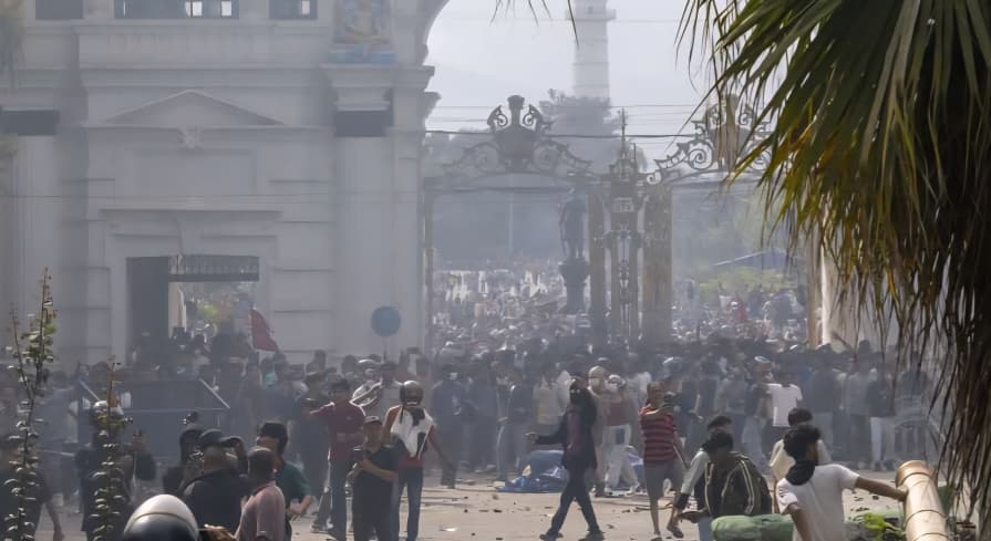 Nepal en caos: esposa de ex primer ministro muere entre el humo y las llamas