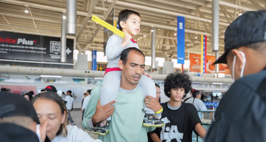 El vuelo 67 trajo esperanza: cuatro niños regresan a casa