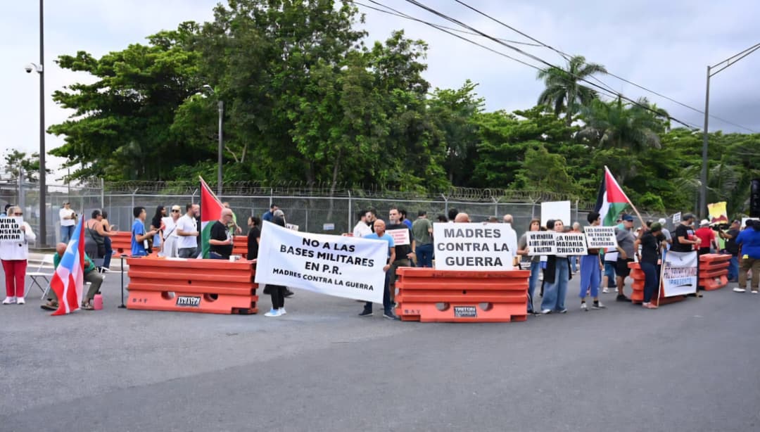 Más de un centenar se moviliza contra la presencia militar estadounidense en Puerto Rico