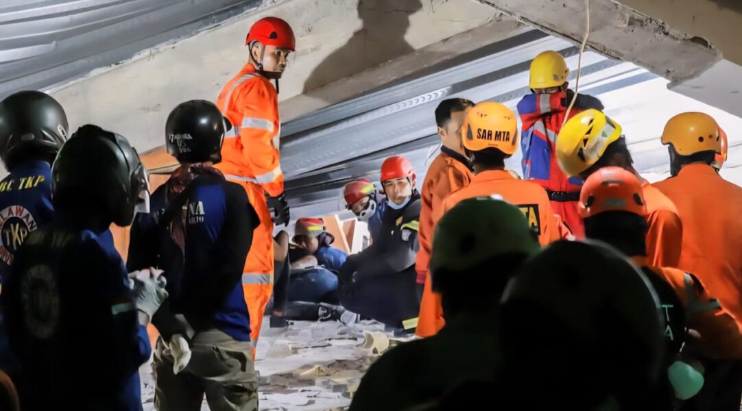 Así se desplomó en segundos un internado en Indonesia