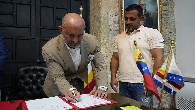 La Guaira firma una alianza que sacude la economía